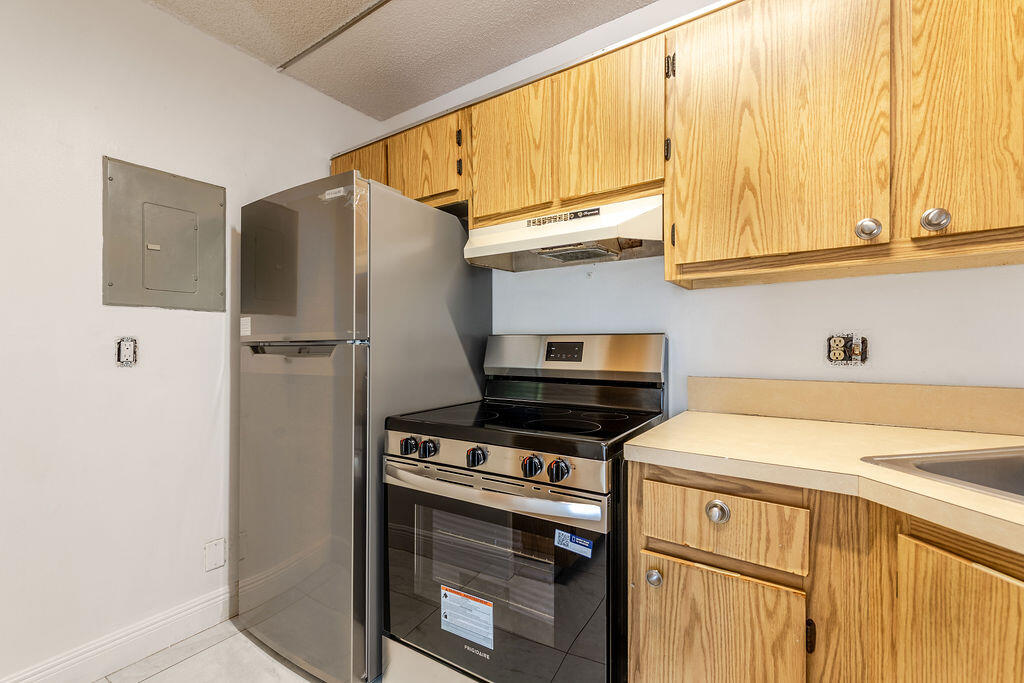 Palm Club West - Residential Lease