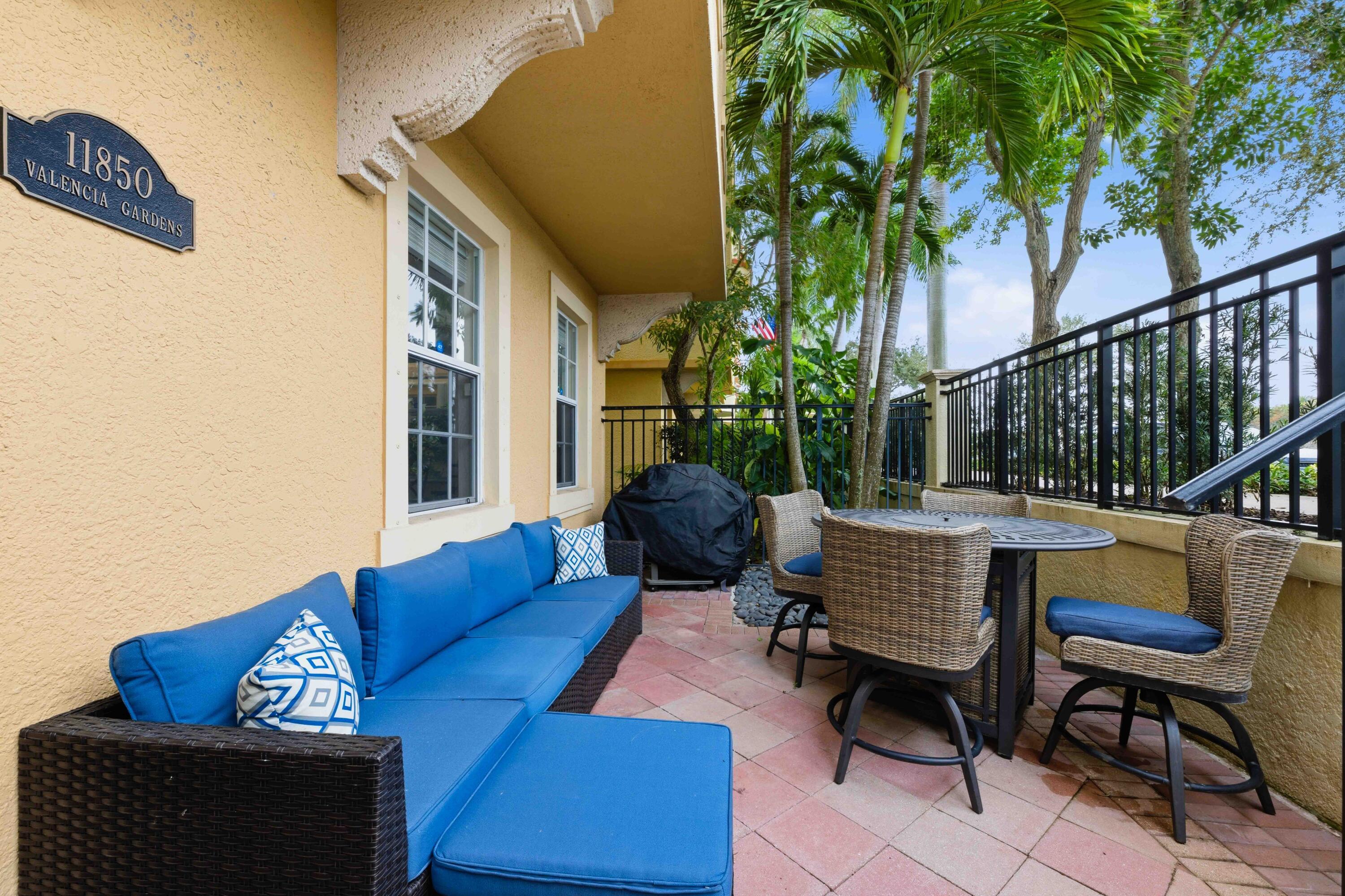 HARBOUR OAKS - Residential Lease