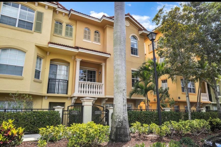 Extremely well kept, clean townhouse in the desirable Harbour Oaks Community.   Three bedrooms upstairs with an office/flex room on the first floor with access to a full bathroom. One of the best locations in the community. Easy access to beach, mall airports ect ect!