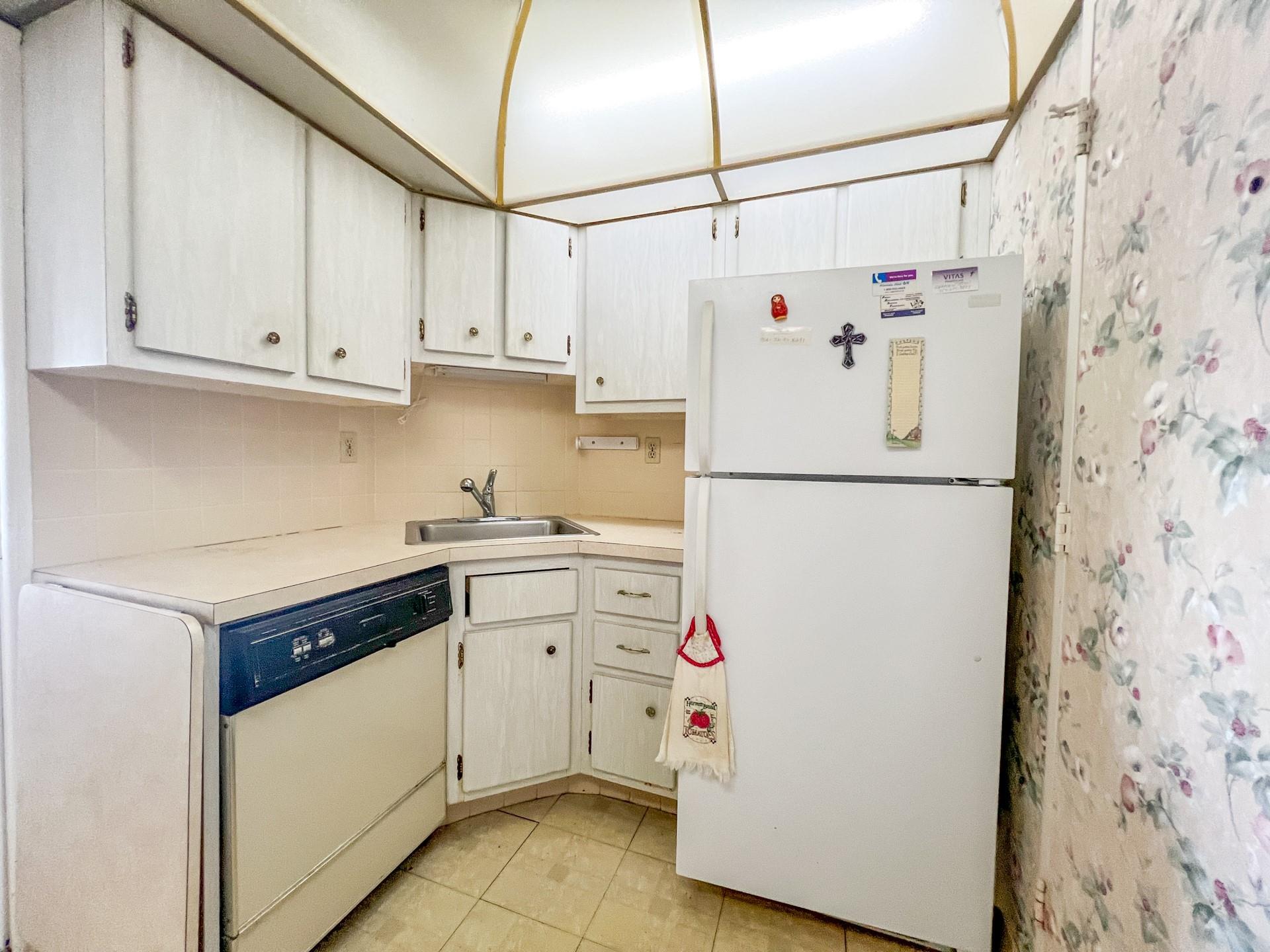 CORAL LAKE TOWER CONDO - Residential