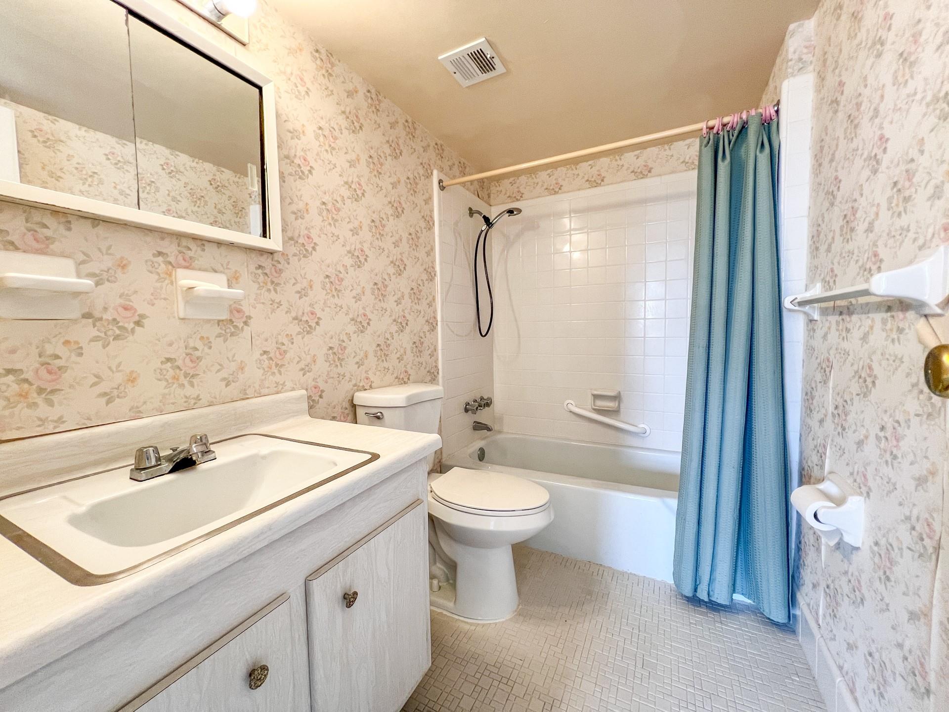 CORAL LAKE TOWER CONDO - Residential