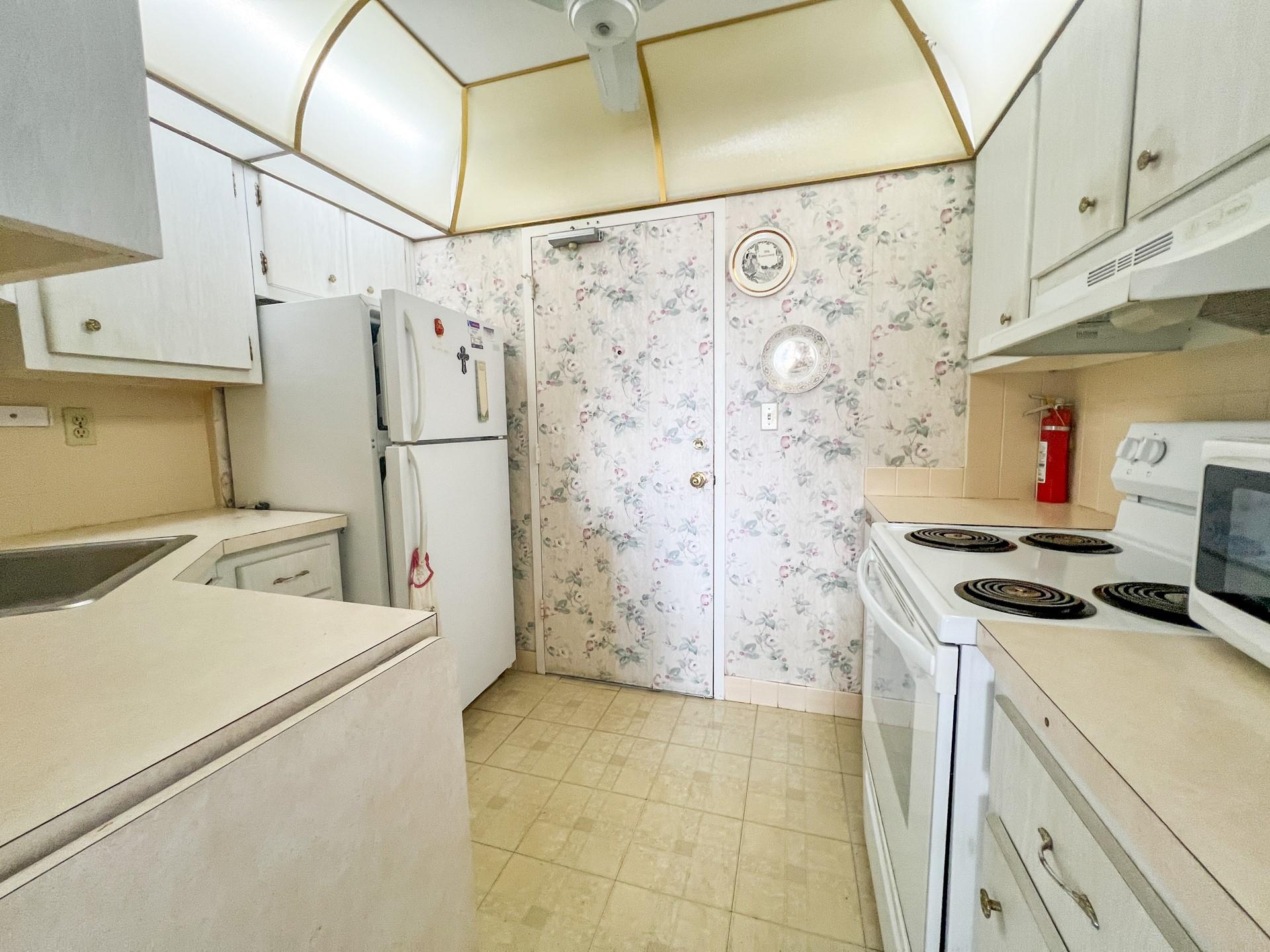 CORAL LAKE TOWER CONDO - Residential