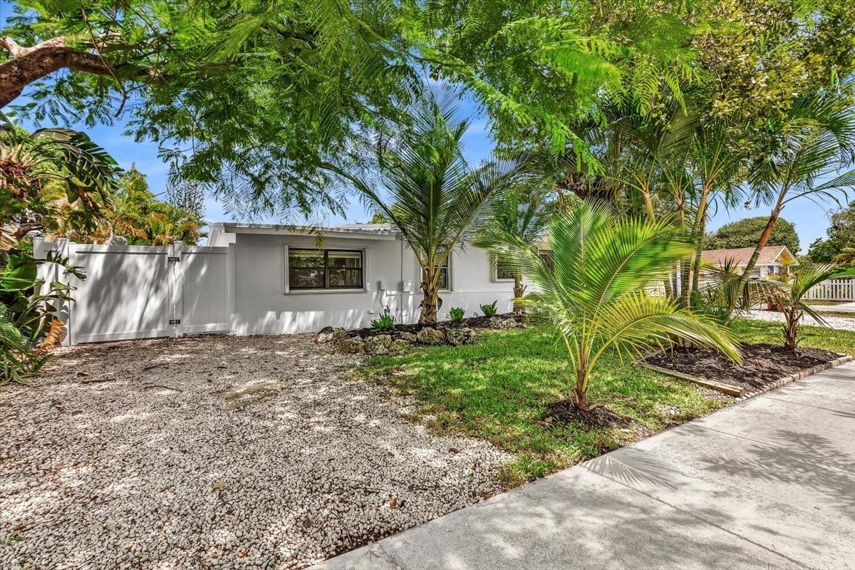 Beautiful remodeled, 3 bed/2 bath in the heart of Pompano Beach. Large fenced in yard, great for outdoor entertaining and pet friendly. A short distance to the new Pompano Beach Pier, restaurants, shopping, the beach and Pompano Beach Amphitheater. Easy access to major roadways for easy commuting. Minimum credit score required for all applicants and no evictions. Rapid approval.