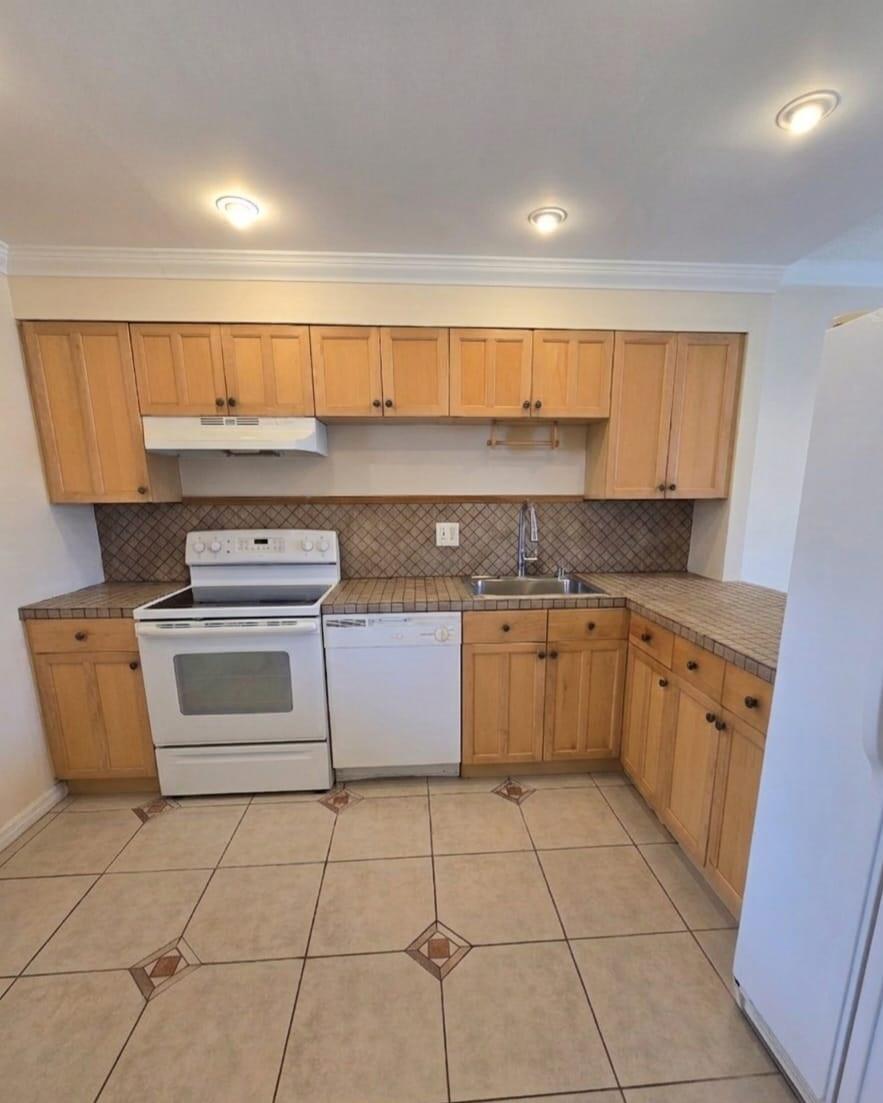 2900 N Palm Aire Drive N 405