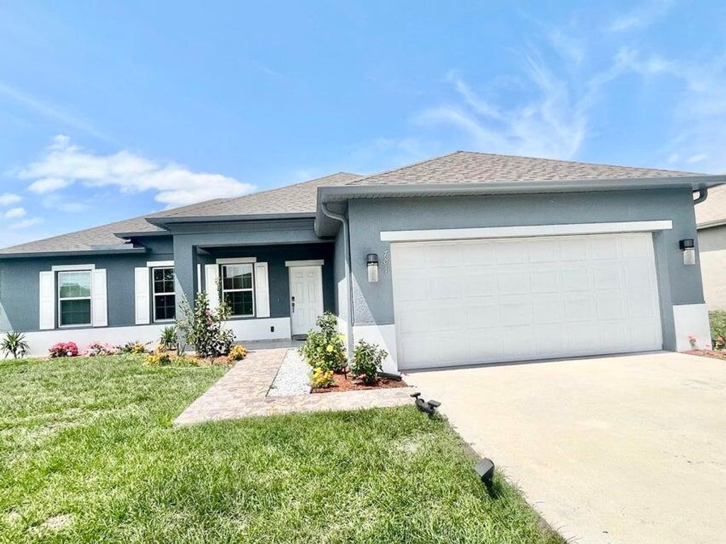 Photo of 701 SW Mccomb Avenue, Port Saint Lucie, FL 34953 (MLS # R11071327)