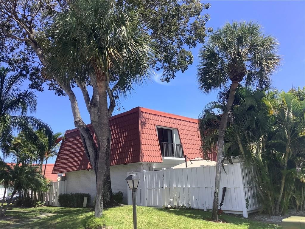 Photo of 1404 Oxford Ln, Boynton Beach, FL 33426 (MLS # F10279093)