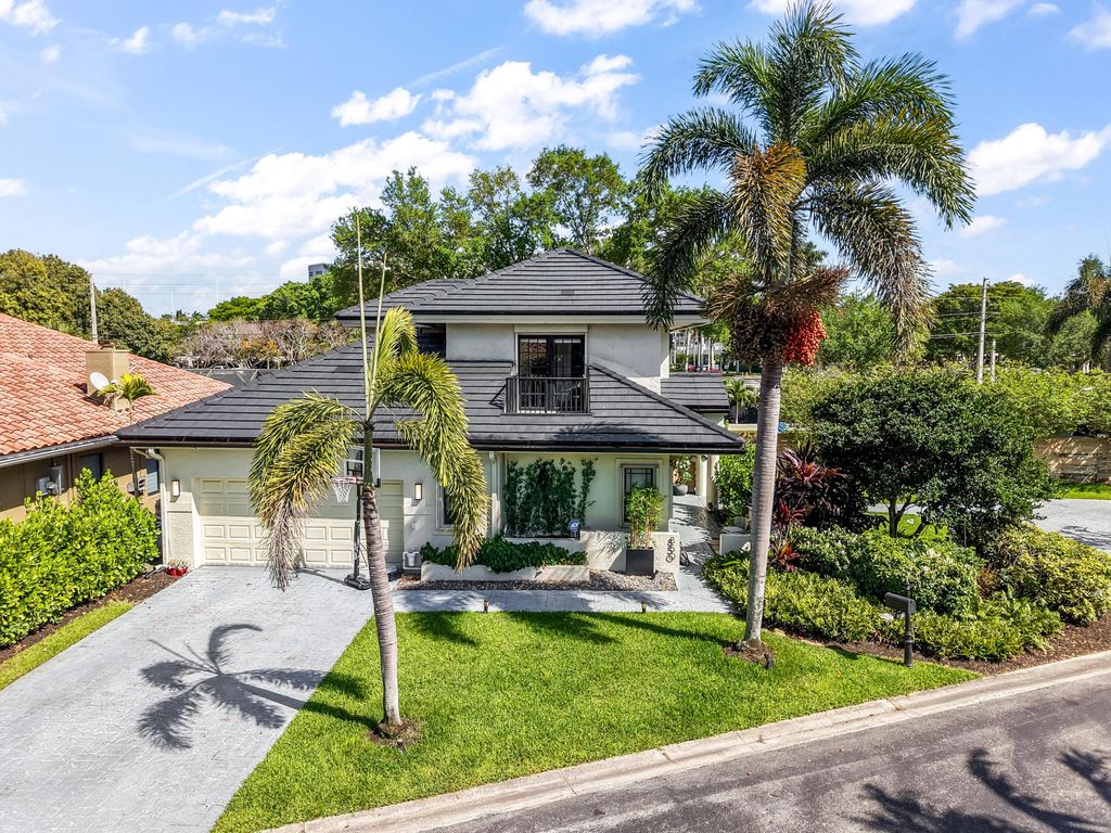 Photo of 850 SW 87th Lane, Plantation, FL 33324 (MLS # B26008594)