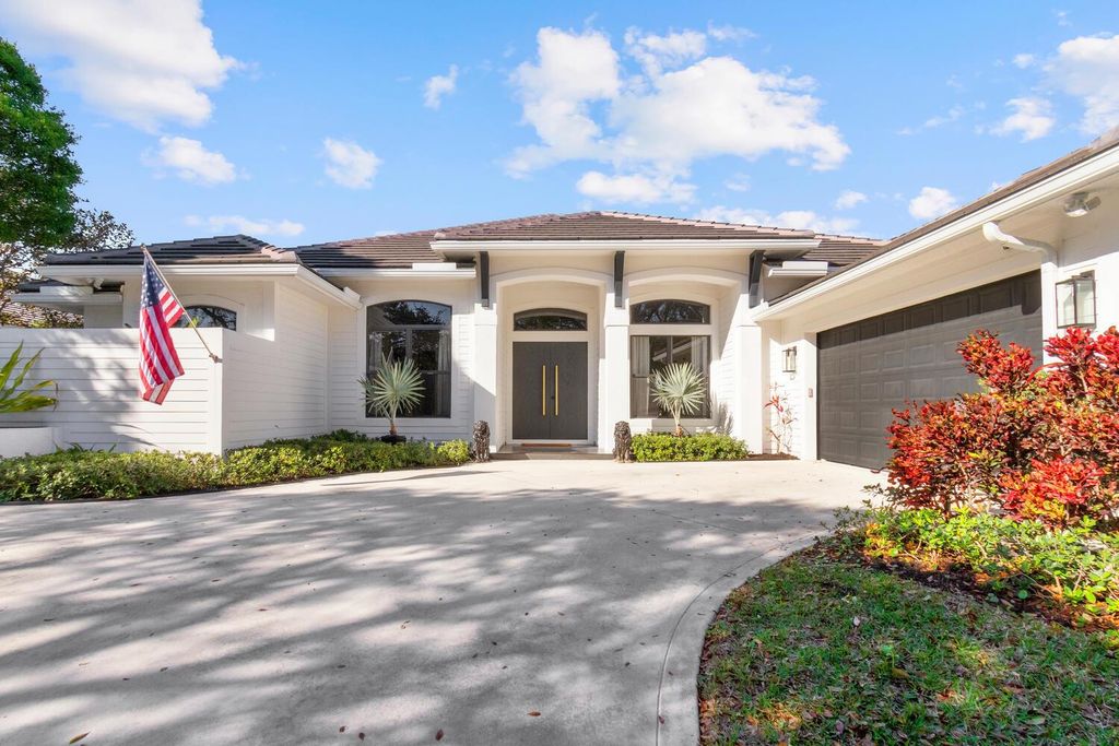 Photo of 18217 SE Ridgeview Drive, Jupiter, FL 33469 (MLS # R10902961)