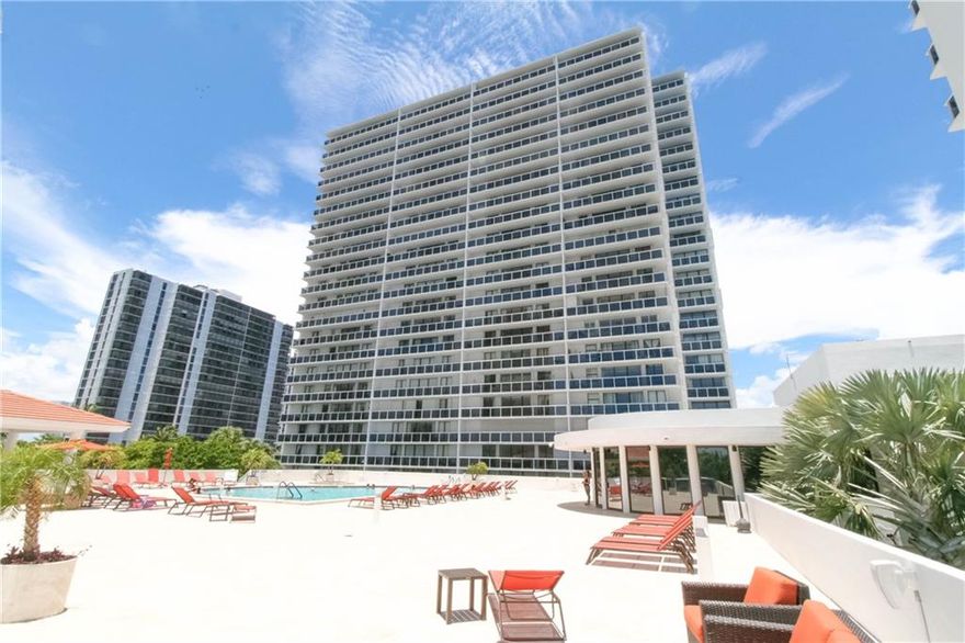 First floor unit with high ceilings and nice view to the canal. 2/2 with walking closet, wood floor, two built­in closets. Common areas in the building and the apartment have been renovated. One assigned parking space and valet parking for guests. Second car is available upon registering the car.