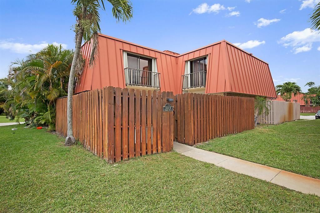 Photo of 3331 Meridian Way S #B, Palm Beach Gardens, FL 33410 (MLS # R10781252)