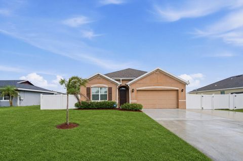 Photo of 428 SE Fairchild Avenue, Port Saint Lucie, FL 34984 (MLS # B26024911)