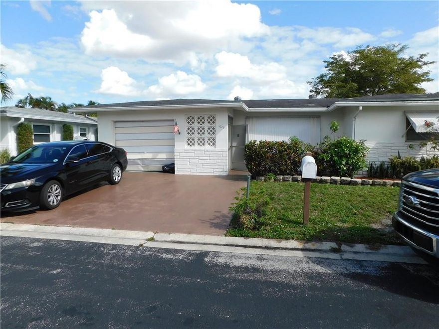 Make it the way you want it! Needs TLC. Home needs to be updated from flooring to Kitchen ,appliances and a roof. Cash buyers please. See Broker Remarks For Showing instructions.  Per Association Paradise Gardens IV is a deed-restricted 55+ adult community.
