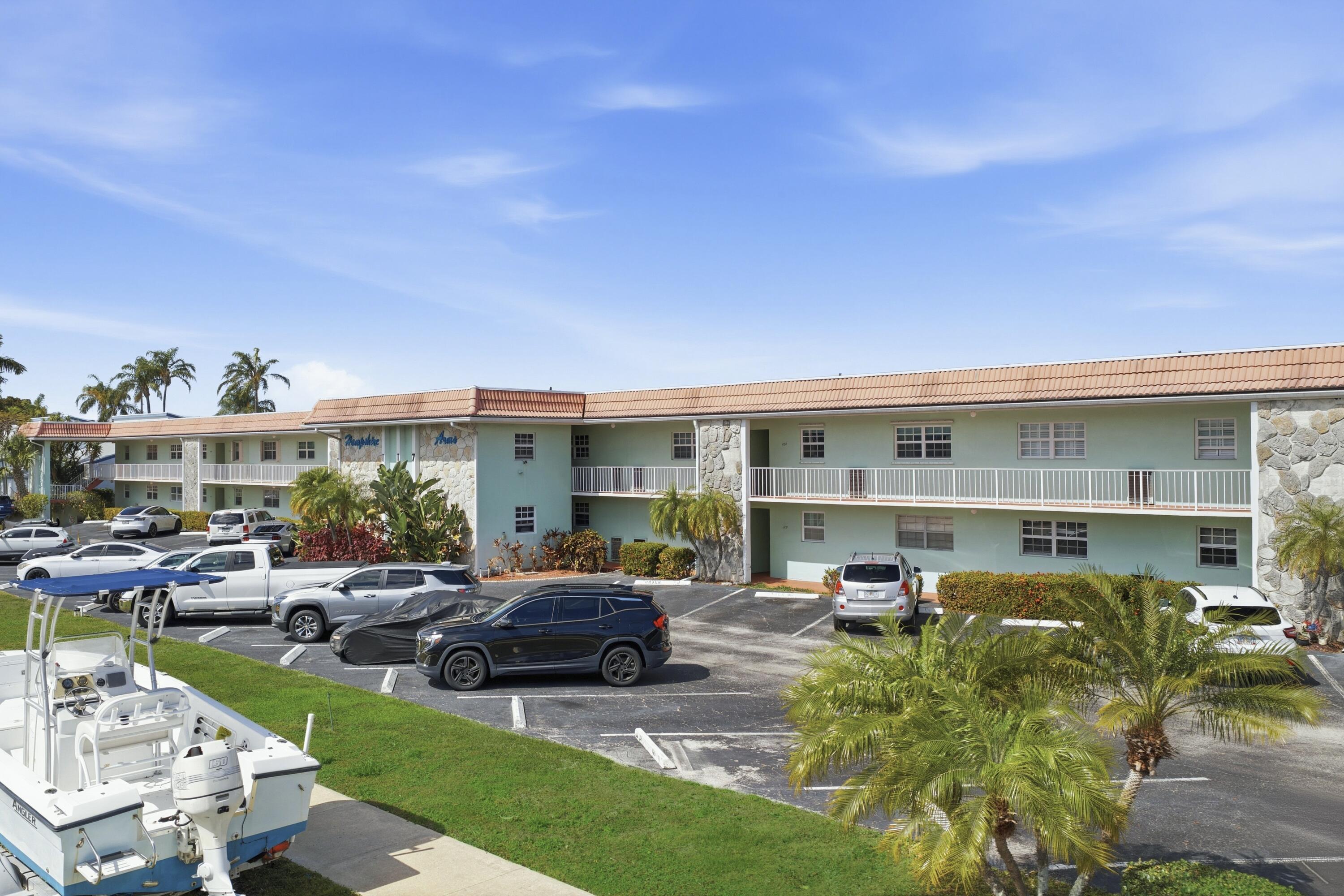 HAMPSHIRE ARMS CONDO APTS LT 181 (LESS W 8.5 FT) A - Residential