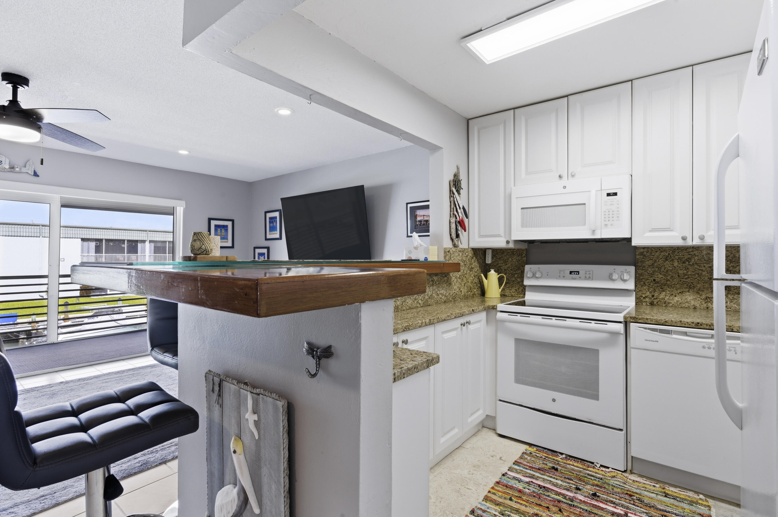 HAMPSHIRE ARMS CONDO APTS LT 181 (LESS W 8.5 FT) A - Residential