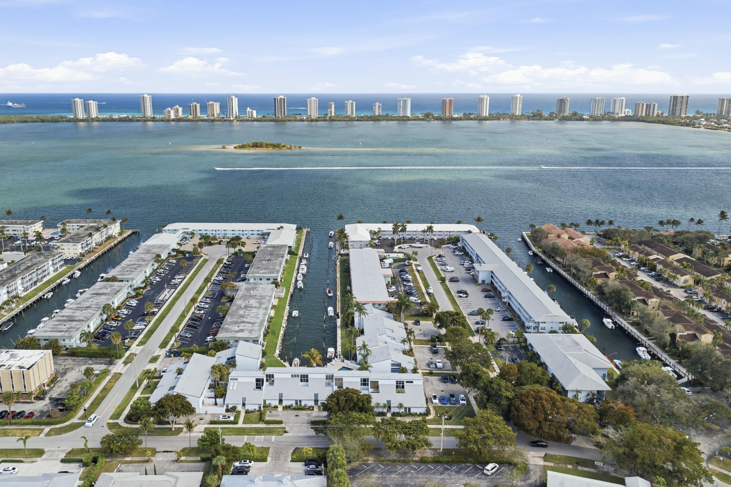 HAMPSHIRE ARMS CONDO APTS LT 181 (LESS W 8.5 FT) A - Residential