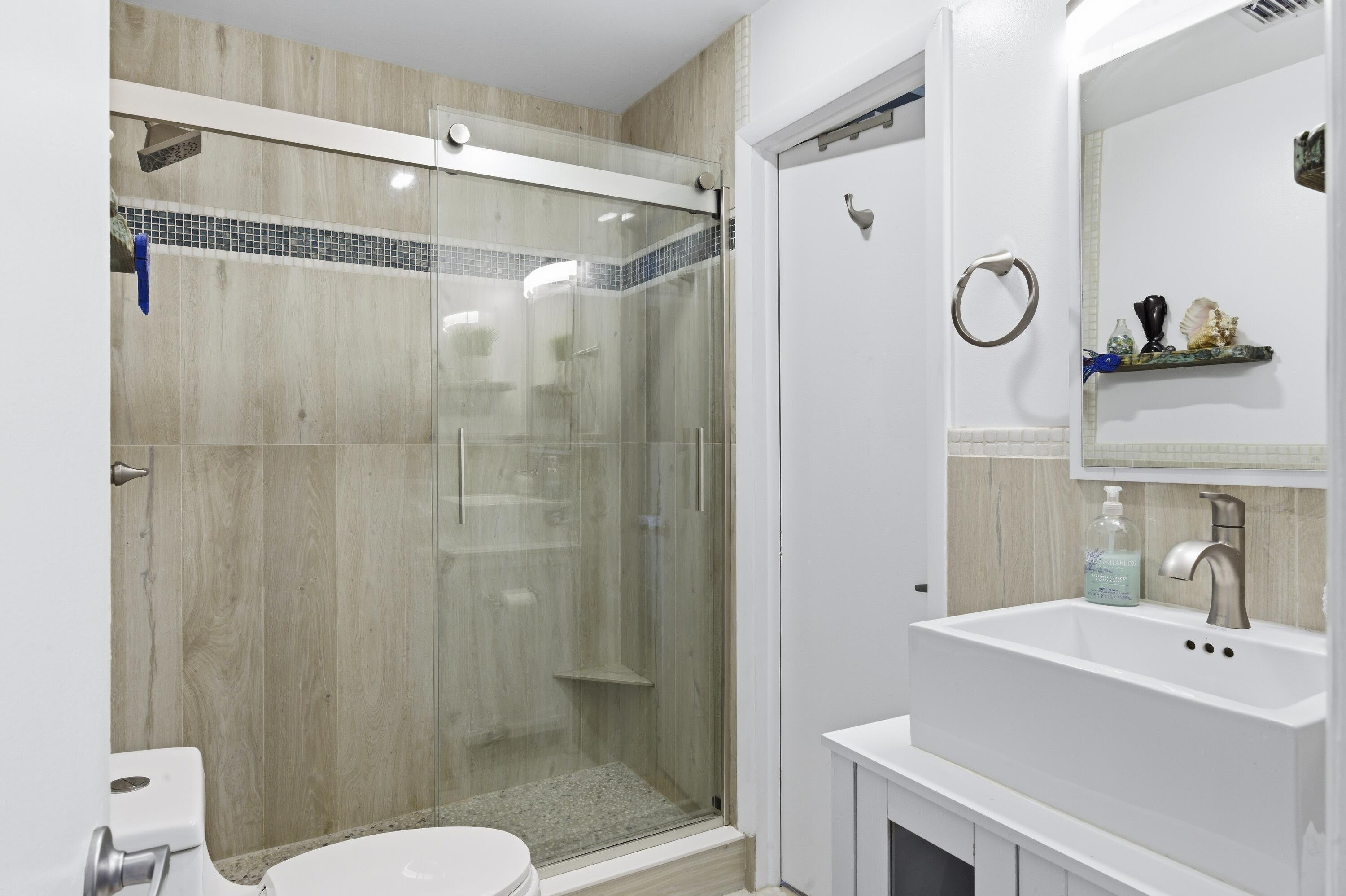 HAMPSHIRE ARMS CONDO APTS LT 181 (LESS W 8.5 FT) A - Residential