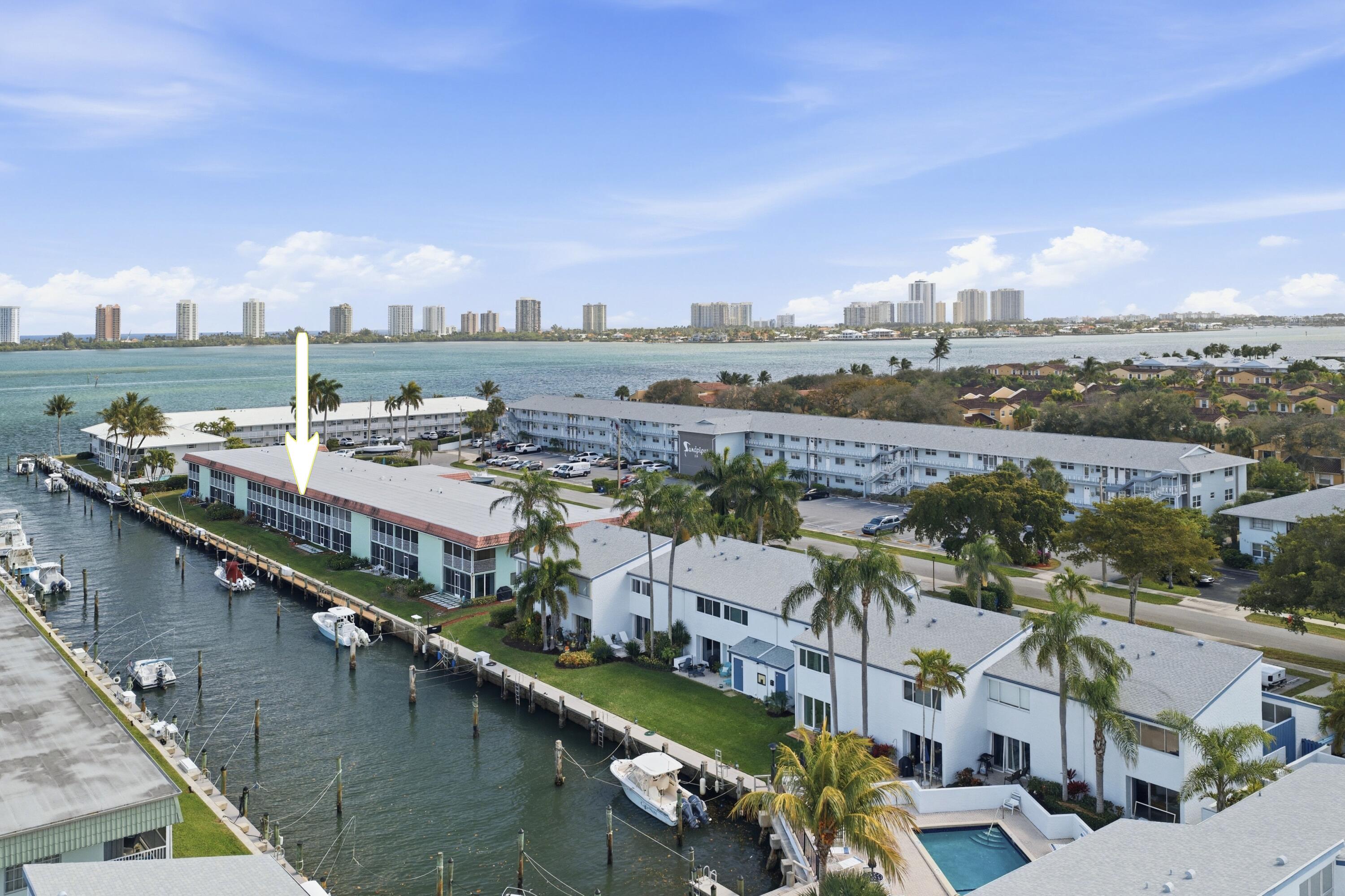 HAMPSHIRE ARMS CONDO APTS LT 181 (LESS W 8.5 FT) A - Residential