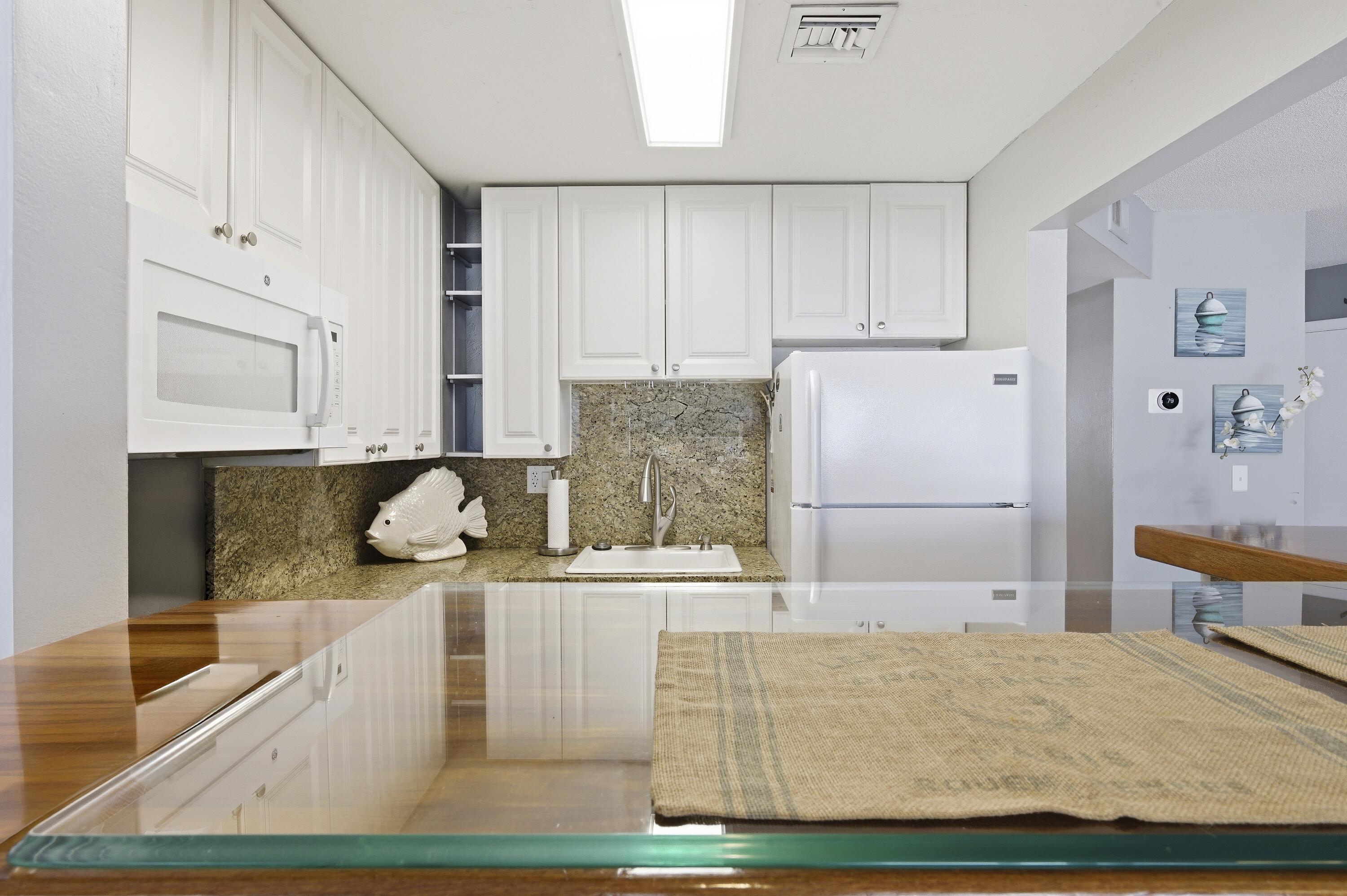 HAMPSHIRE ARMS CONDO APTS LT 181 (LESS W 8.5 FT) A - Residential