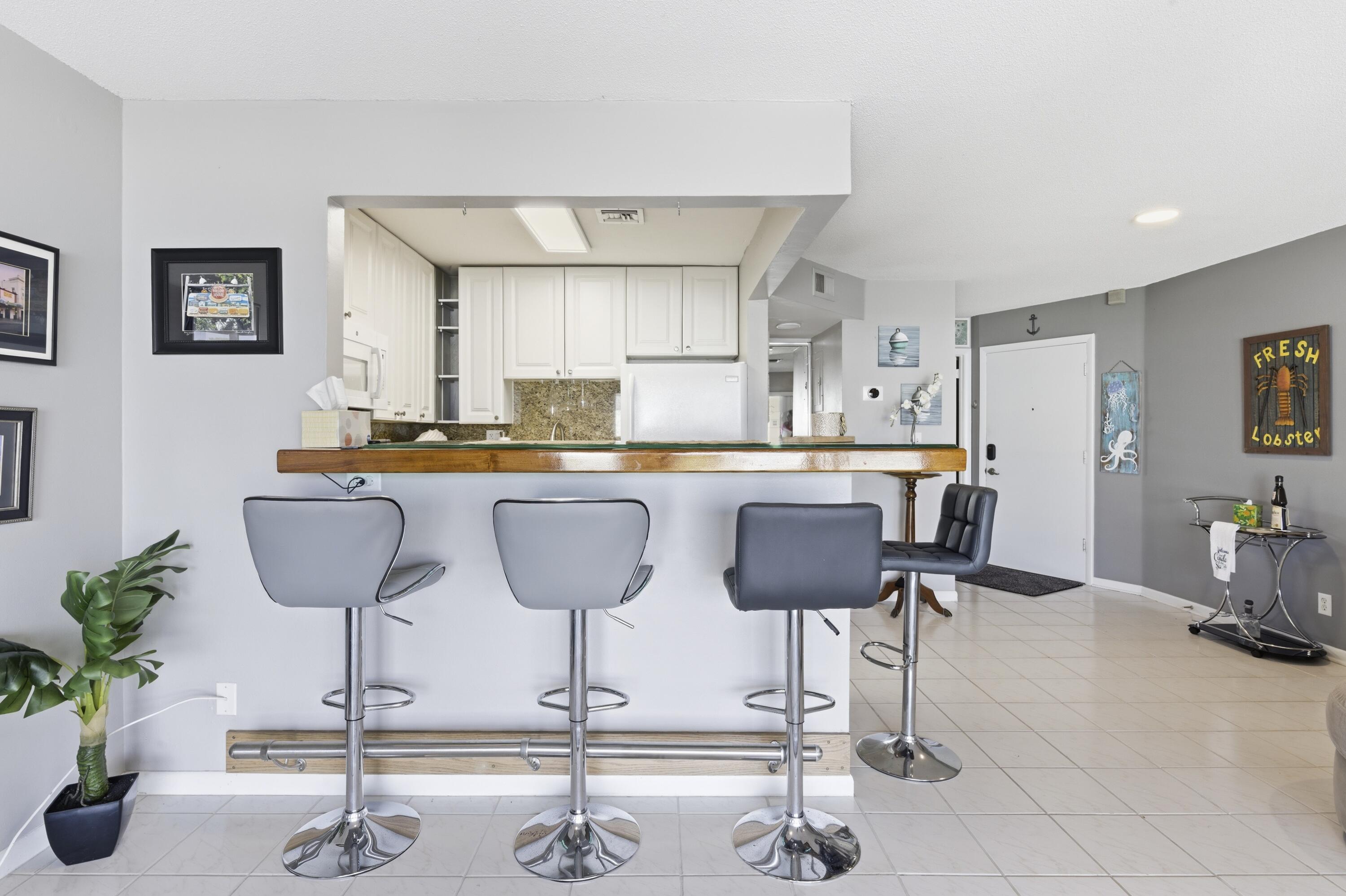 HAMPSHIRE ARMS CONDO APTS LT 181 (LESS W 8.5 FT) A - Residential