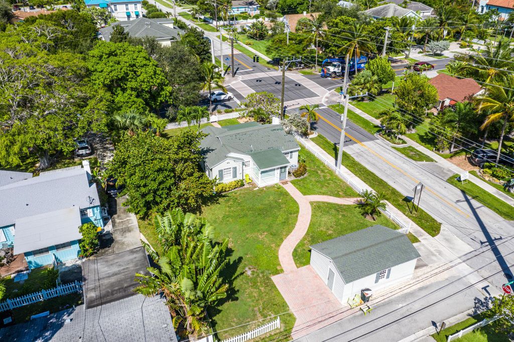 Photo of 145 N Swinton Avenue, Delray Beach, FL 33444 (MLS # B26014147)
