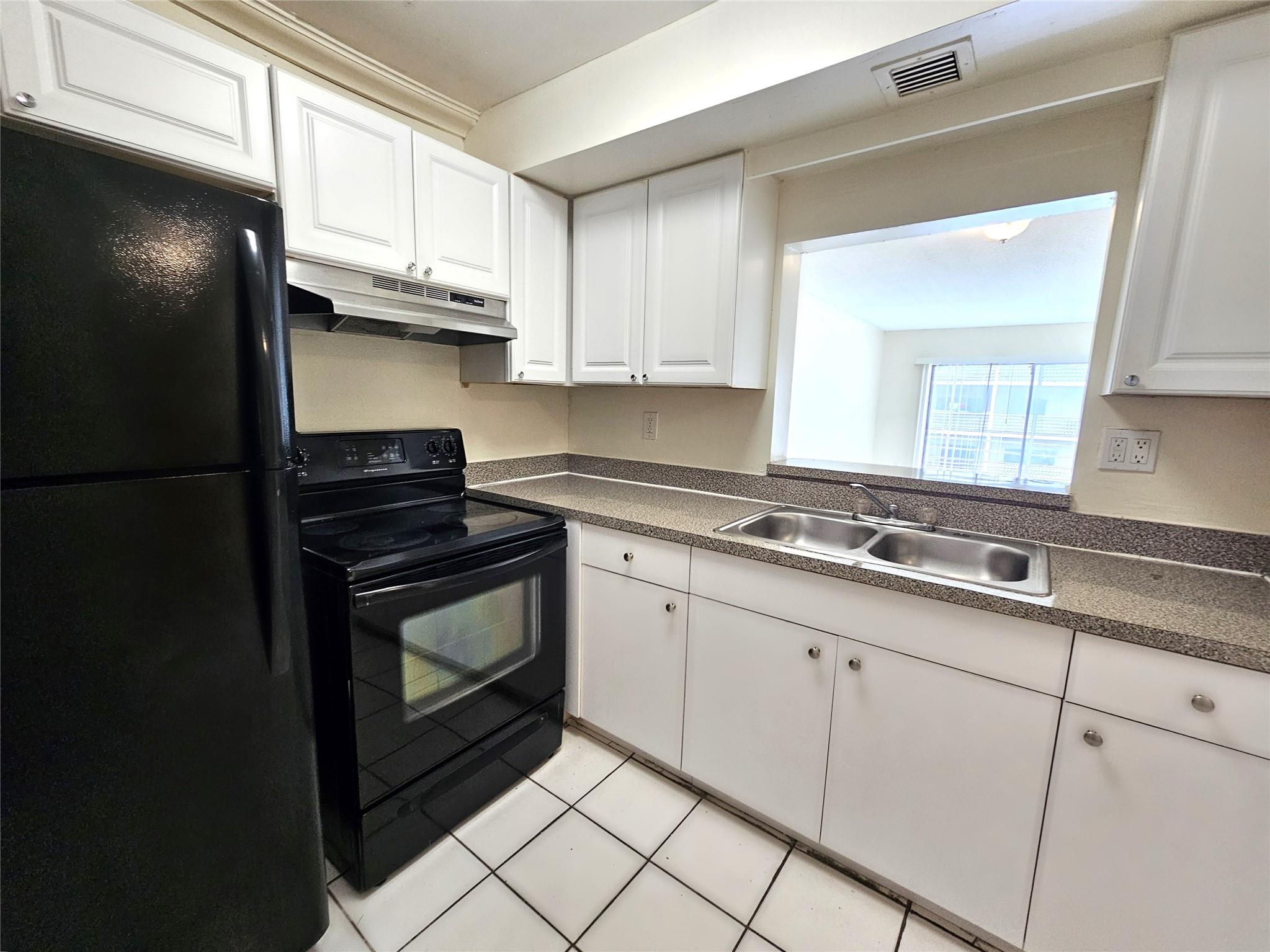 Spectacular and Bright 1-Bedroom, 1-Bathroom Unit in Royal Point!
Located in a great area of Lauderdale Lakes, this spacious unit features a fantastic private balcony, ample parking, and plenty of natural light. Enjoy a quiet, friendly community in a well-maintained neighborhood. Community laundry is available for your convenience. The unit is vacant and easy to show – you'll love living here!