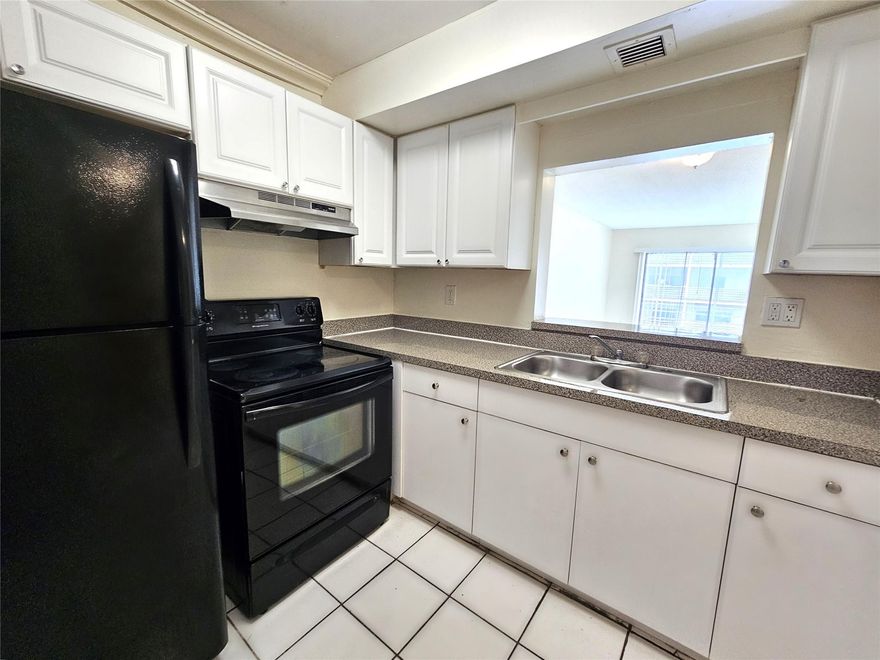Spectacular and Bright 1-Bedroom, 1-Bathroom Unit in Royal Point!
Located in a great area of Lauderdale Lakes, this spacious unit features a fantastic private balcony, ample parking, and plenty of natural light. Enjoy a quiet, friendly community in a well-maintained neighborhood. Community laundry is available for your convenience. The unit is vacant and easy to show – you'll love living here!