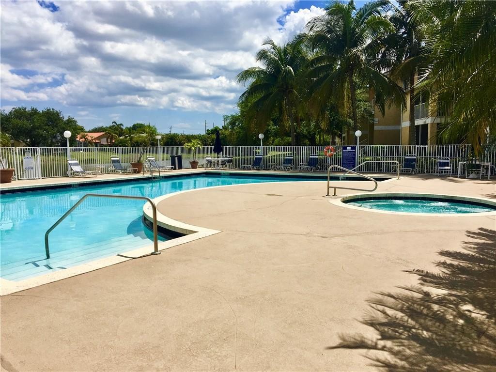 Sailboate Pointe Condo - Residential