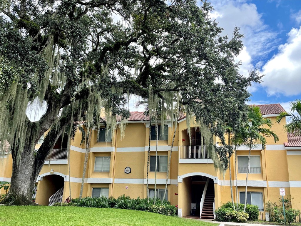 Sailboate Pointe Condo - Residential