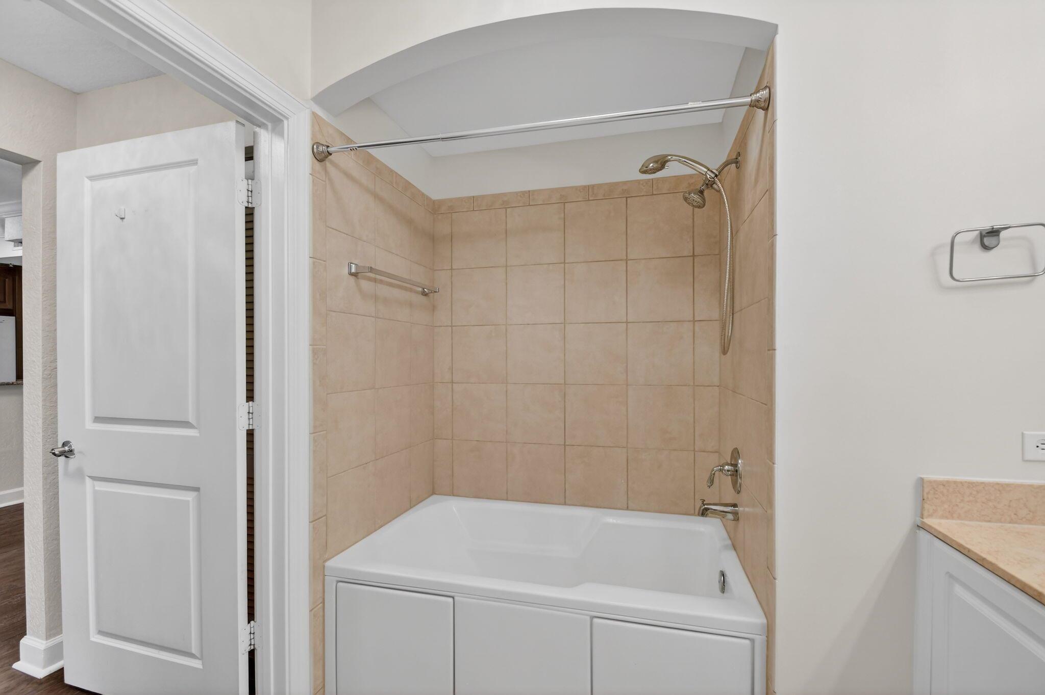 VIZCAYA LAKES CONDO - Residential Lease