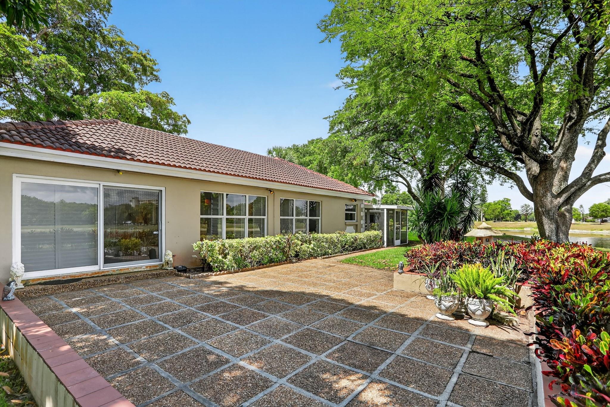 2953 N Palm Aire Dr