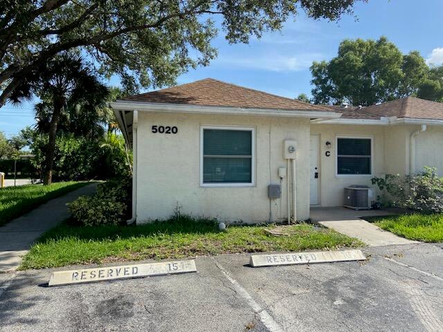 Freshly painted end unit with no carpet.Washer & dryer in unit. Convenient location close to City Place, shops & the beach. Also near 95 & turnpike. Landlord requires a minimum 660 credit score. Move in monies are 1st months rent a plus $2200. security.Small pet under 20lbs okno vicious breeds