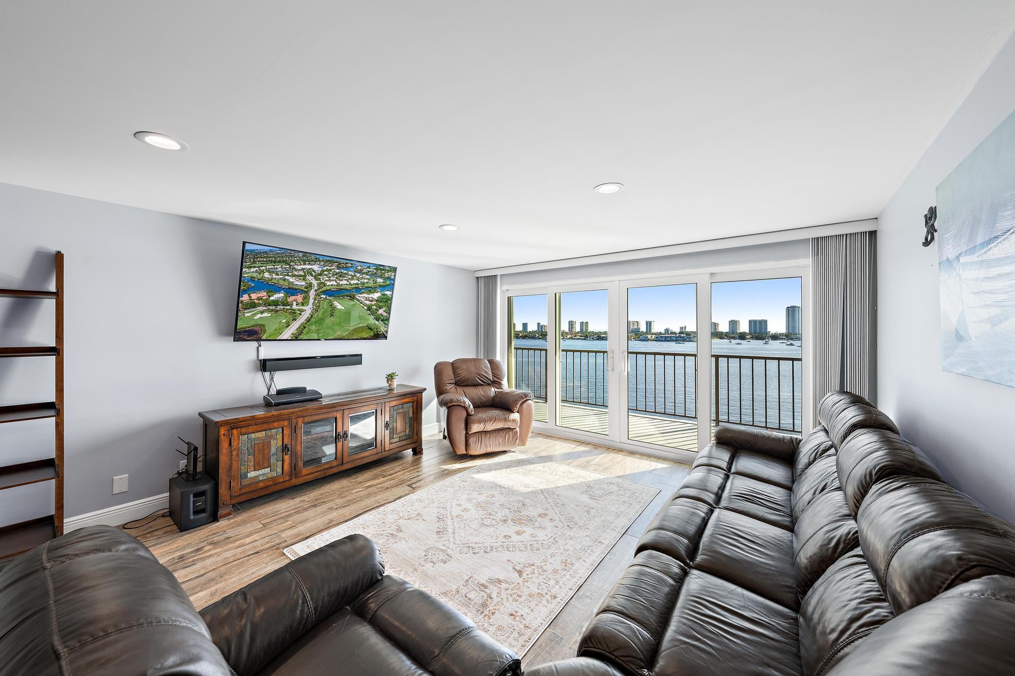 3040 Lake Shore Drive 903