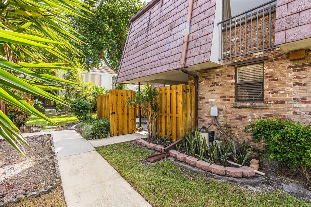 Photo of 7546 Courtyard Run #E, Boca Raton, FL 33433 (MLS # F10531367)