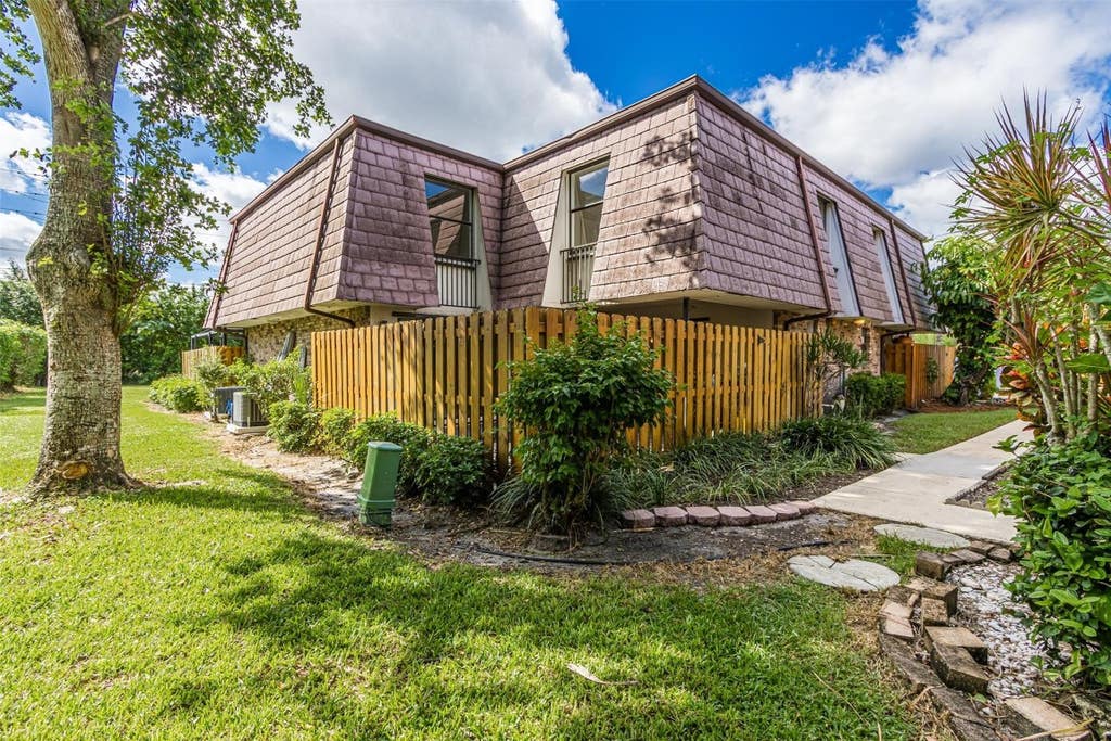 Photo of 7546 Courtyard Run #E, Boca Raton, FL 33433 (MLS # F10531367)
