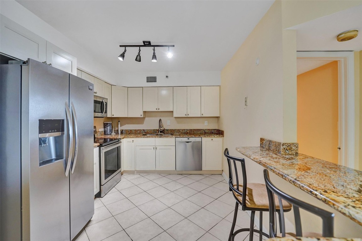 MYSTIC POINTE TOWER 500 C - Residential