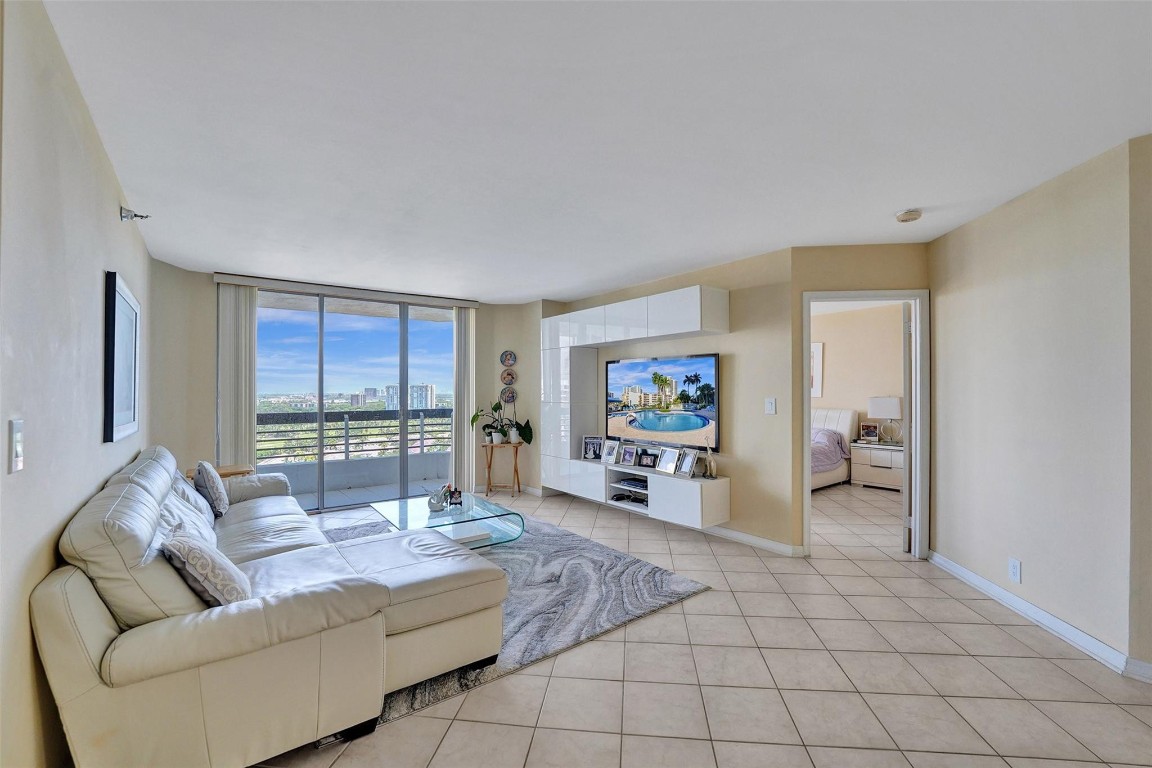 MYSTIC POINTE TOWER 500 C - Residential