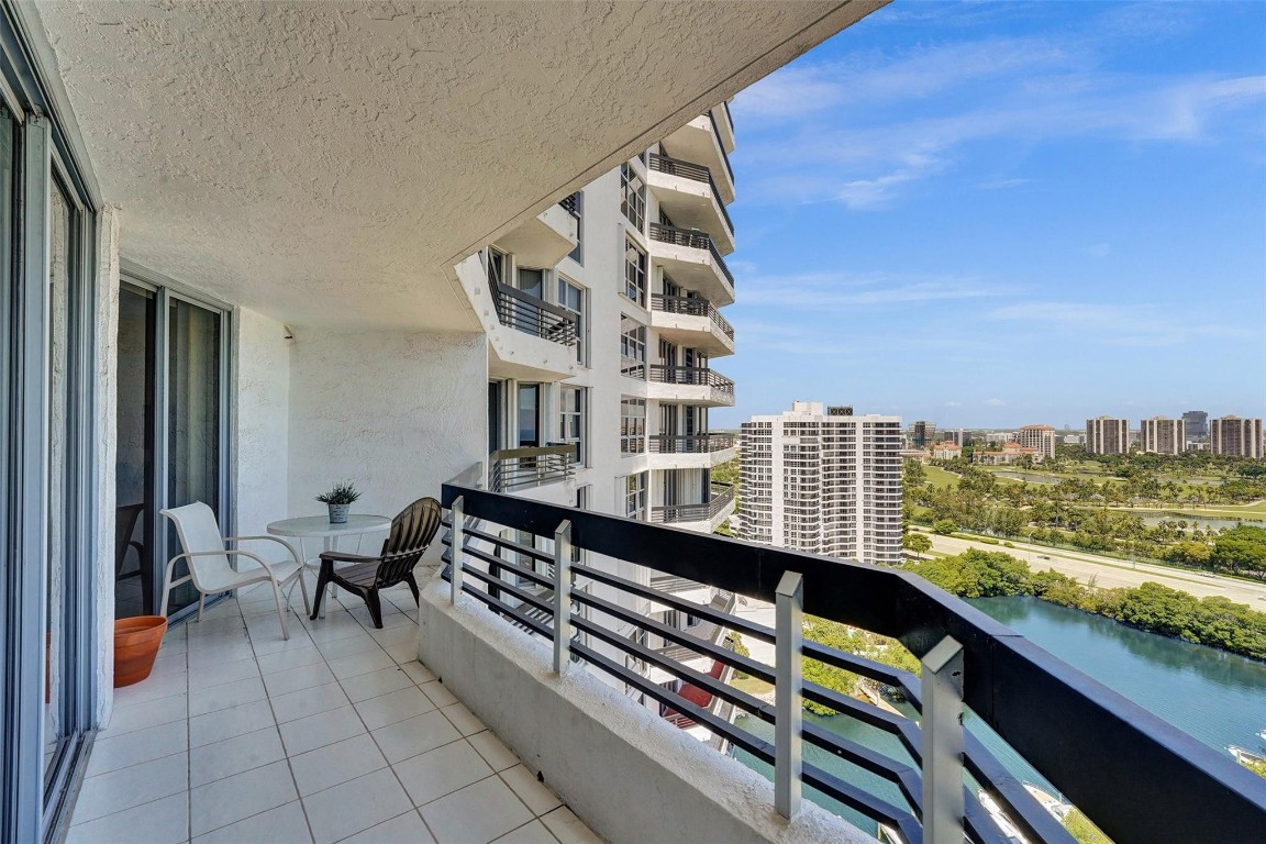 MYSTIC POINTE TOWER 500 C - Residential