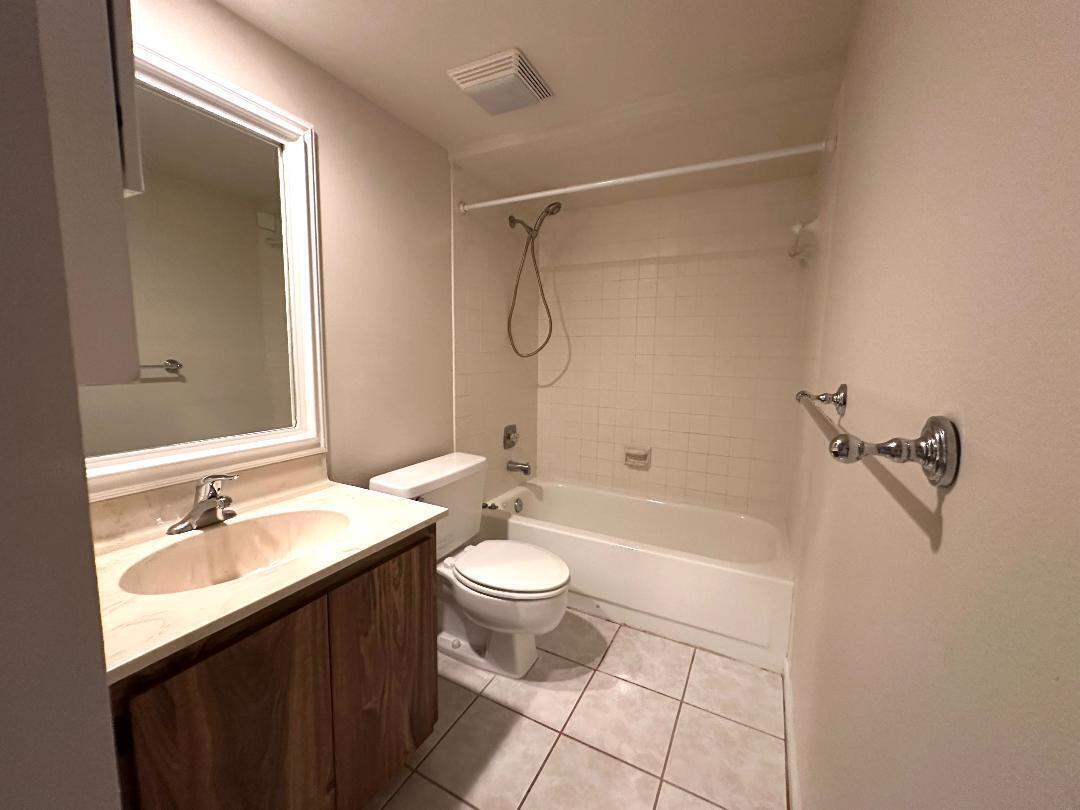 SHERWOOD LAKES - Residential Lease