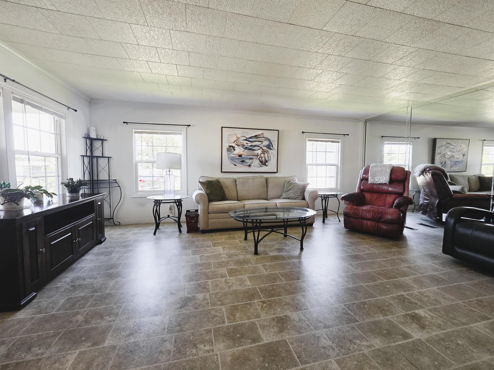 View photos, virtual tours, details... 4058 5th Avenue