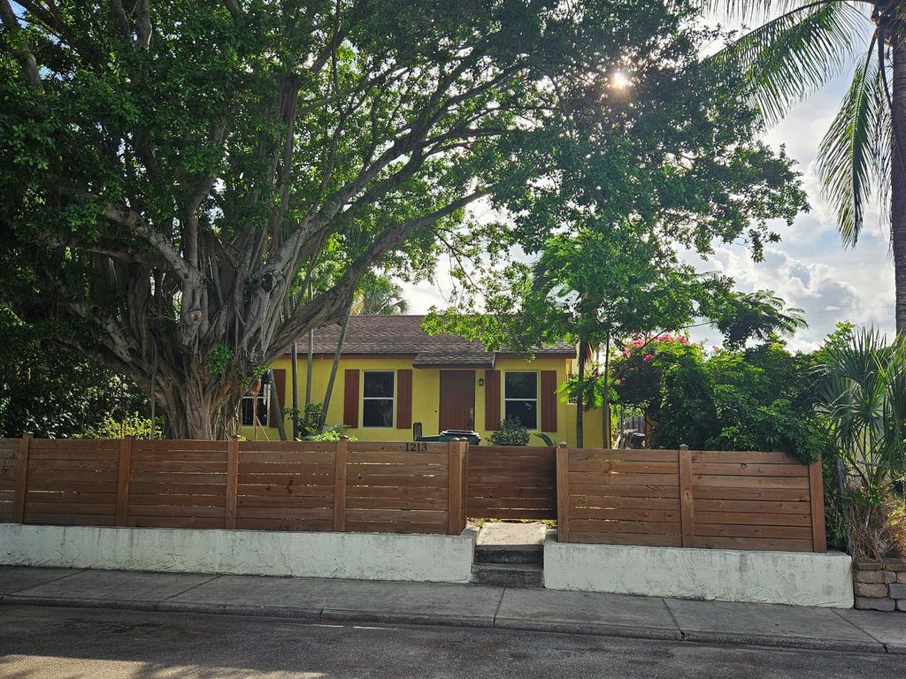 Photo of 1213 S M Street, Lake Worth Beach, FL 33460 (MLS # R11113888)