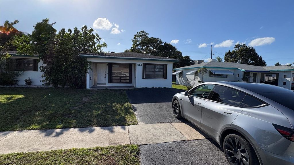 Photo of 614 N 32nd Court, Hollywood, FL 33021 (MLS # B26009456)