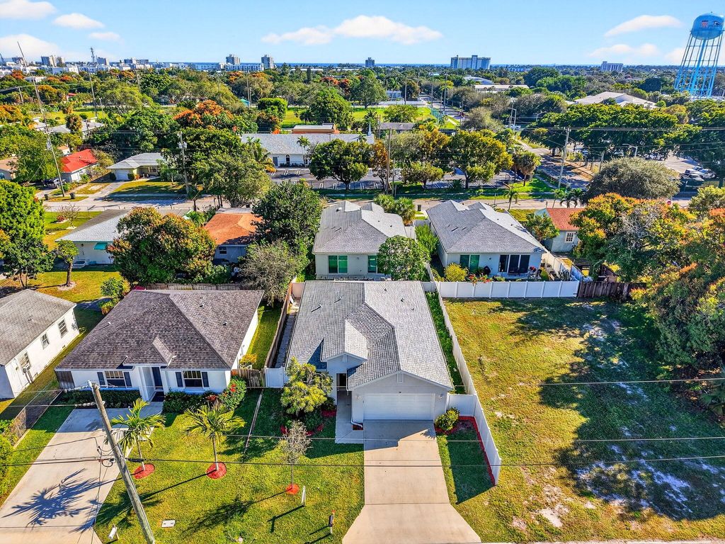Photo of 341 Oak Alley, Delray Beach, FL 33444 (MLS # B26011766)
