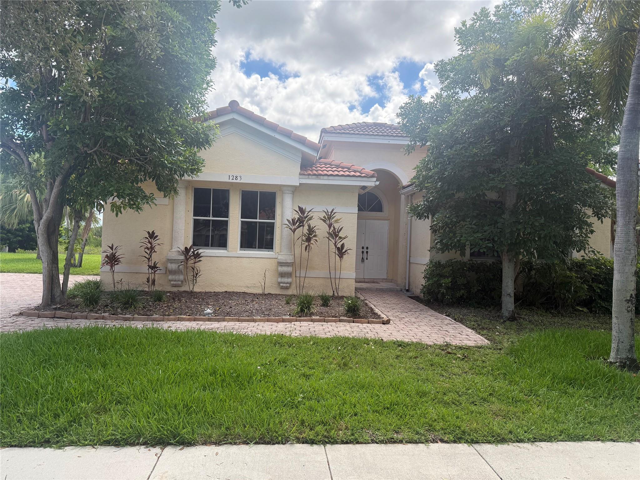READY TO MOVE IN. 4 bedroom 2 1/2 Bathroom 2 car garage located in Pembroke pine. Nice and bright, with beautiful lake view. family friendly neighborhood, laminated floor and tiles through out. All your favorite shops, restaurant, highway are with in 5-10 minutes.