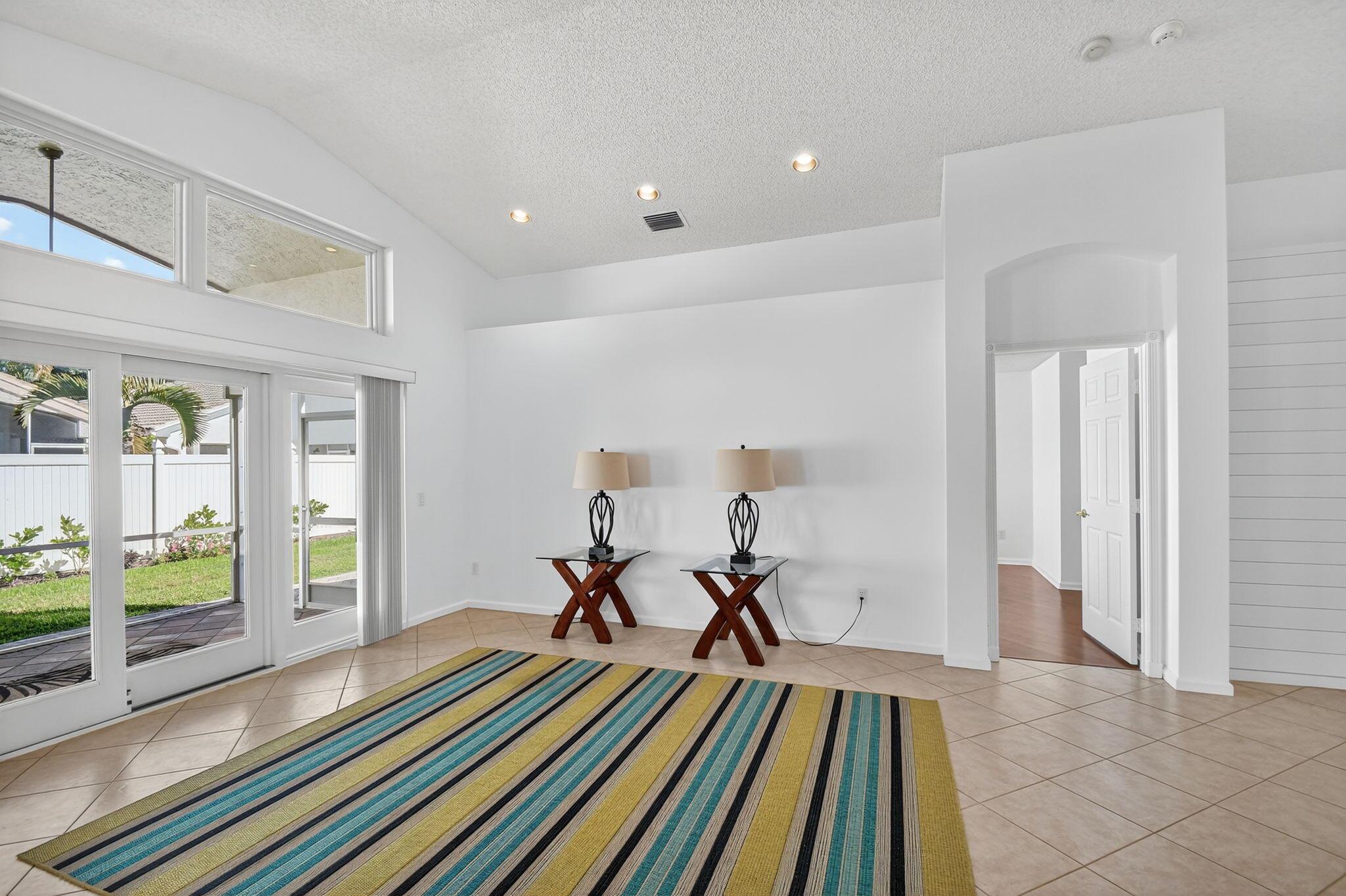 VALENCIA LAKES - Residential