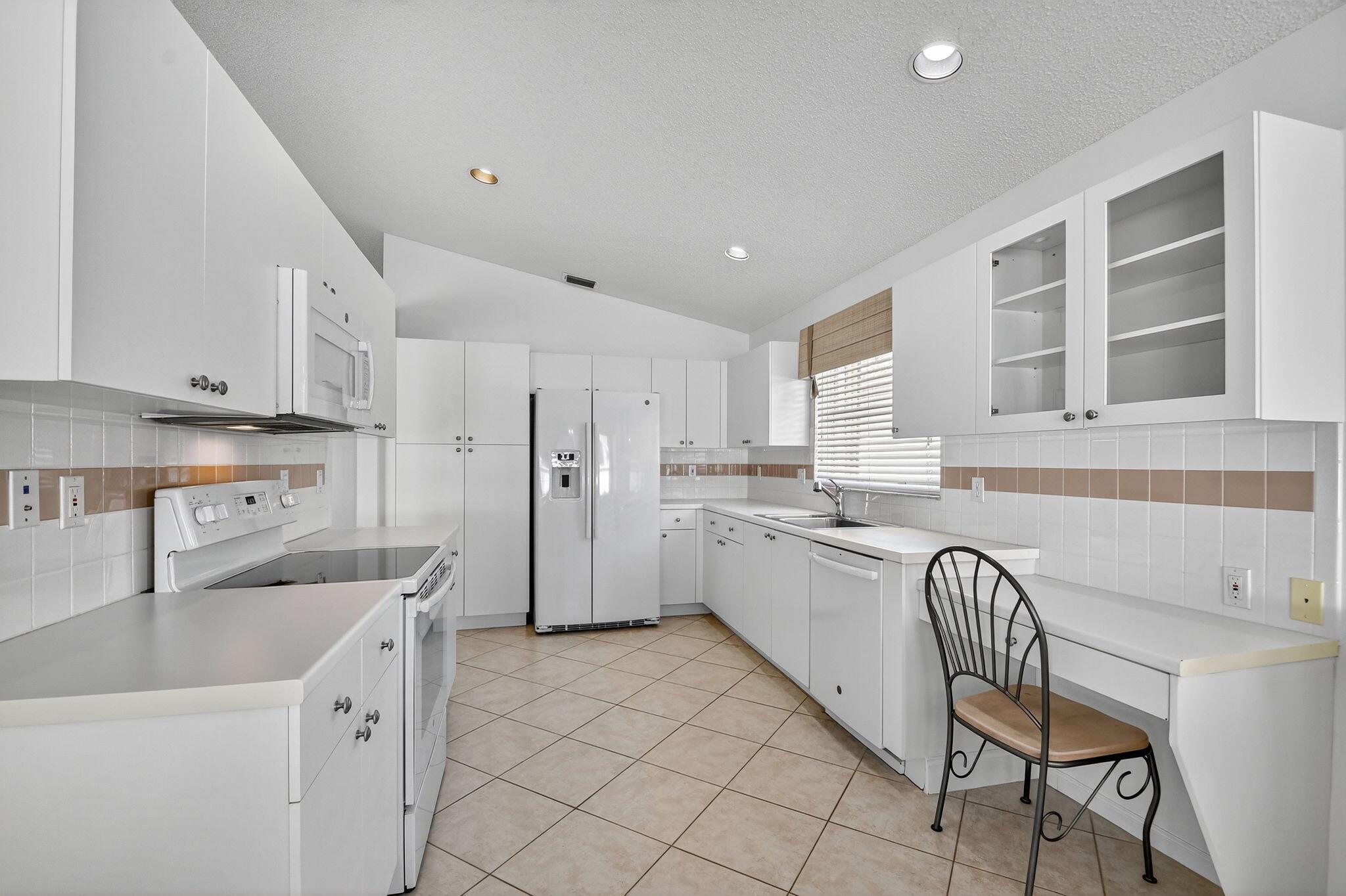 VALENCIA LAKES - Residential