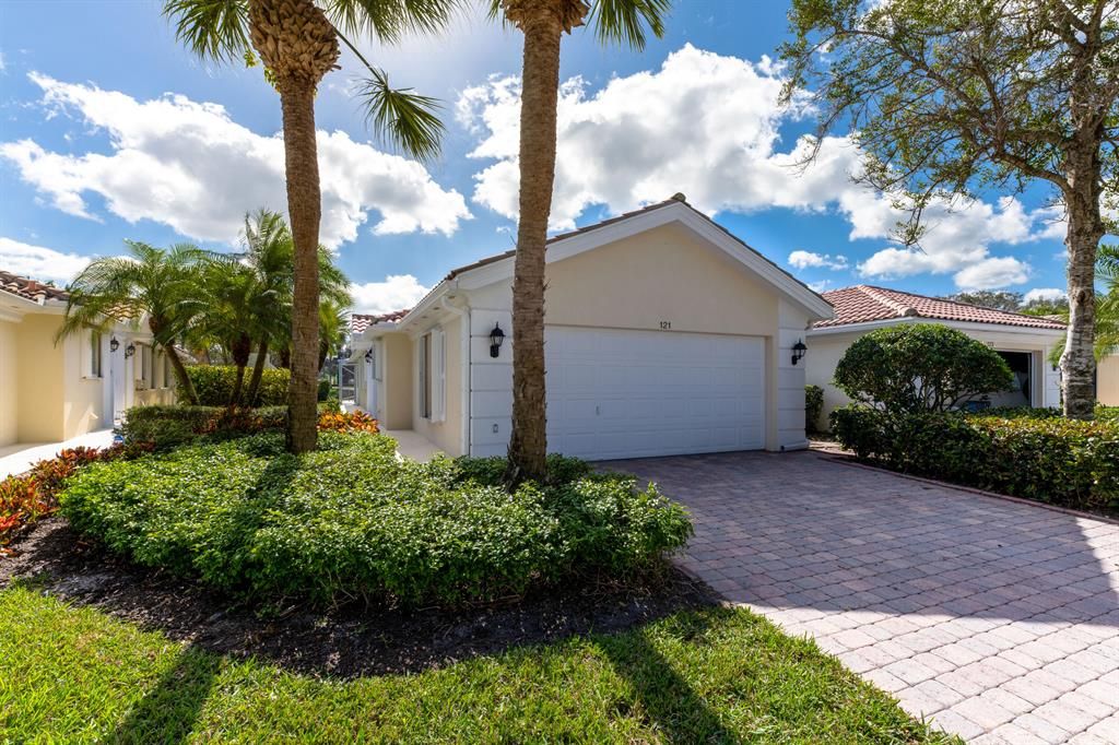 Photo of 121 Euphrates Circle, Palm Beach Gardens, FL 33410 (MLS # R10867317)