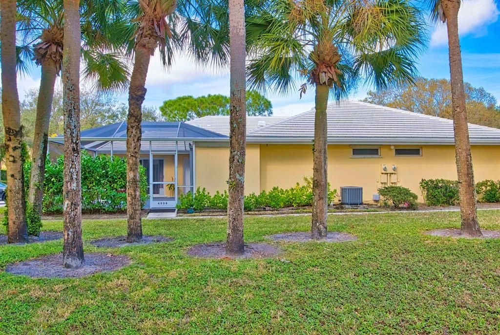 Photo of 4904 Lake Catherine Drive Dr, Palm Beach Gardens, FL 33403 (MLS # R10691948)