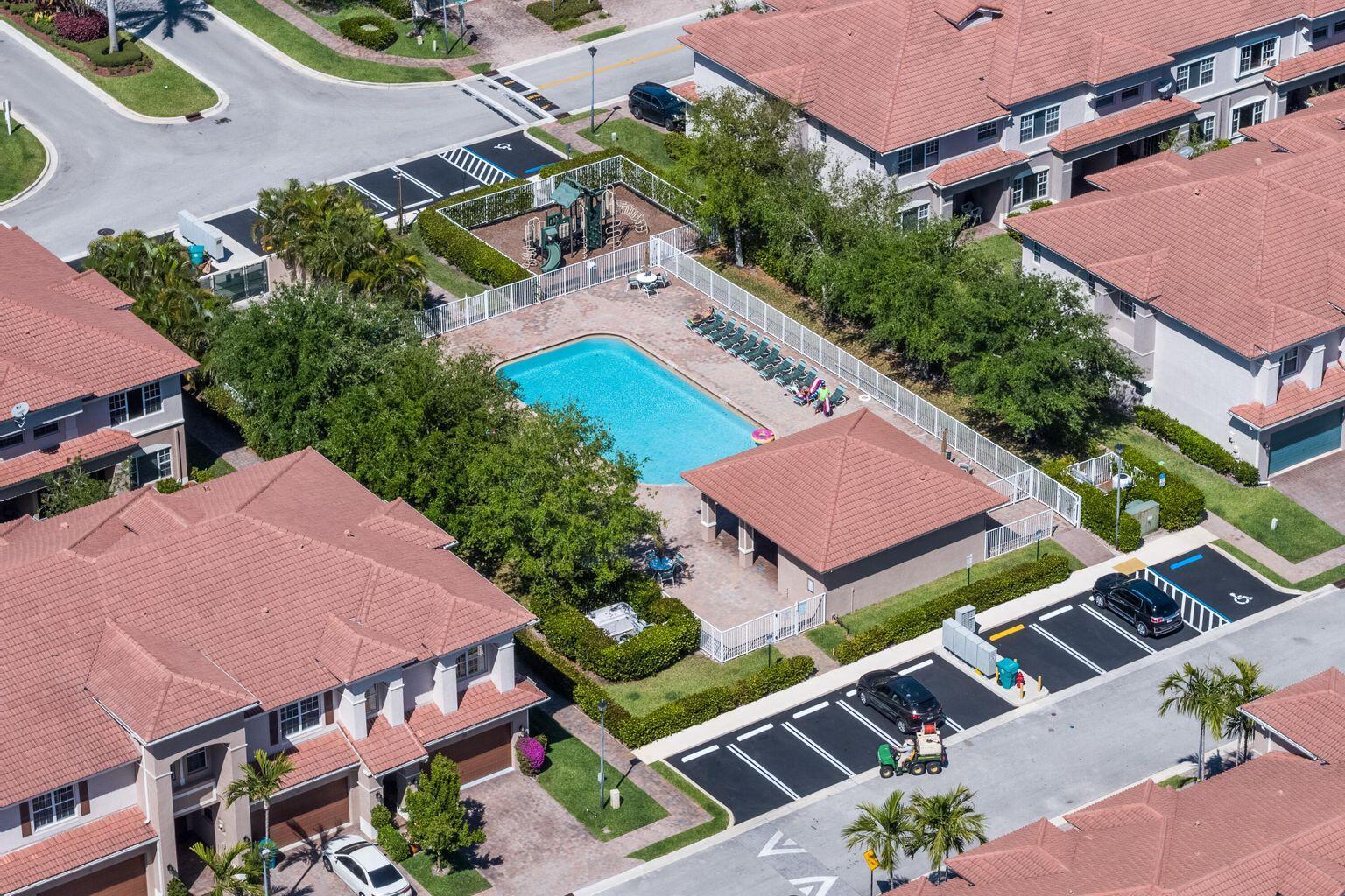 CARRIAGE POINTE TOWNHOMES PUD - Residential