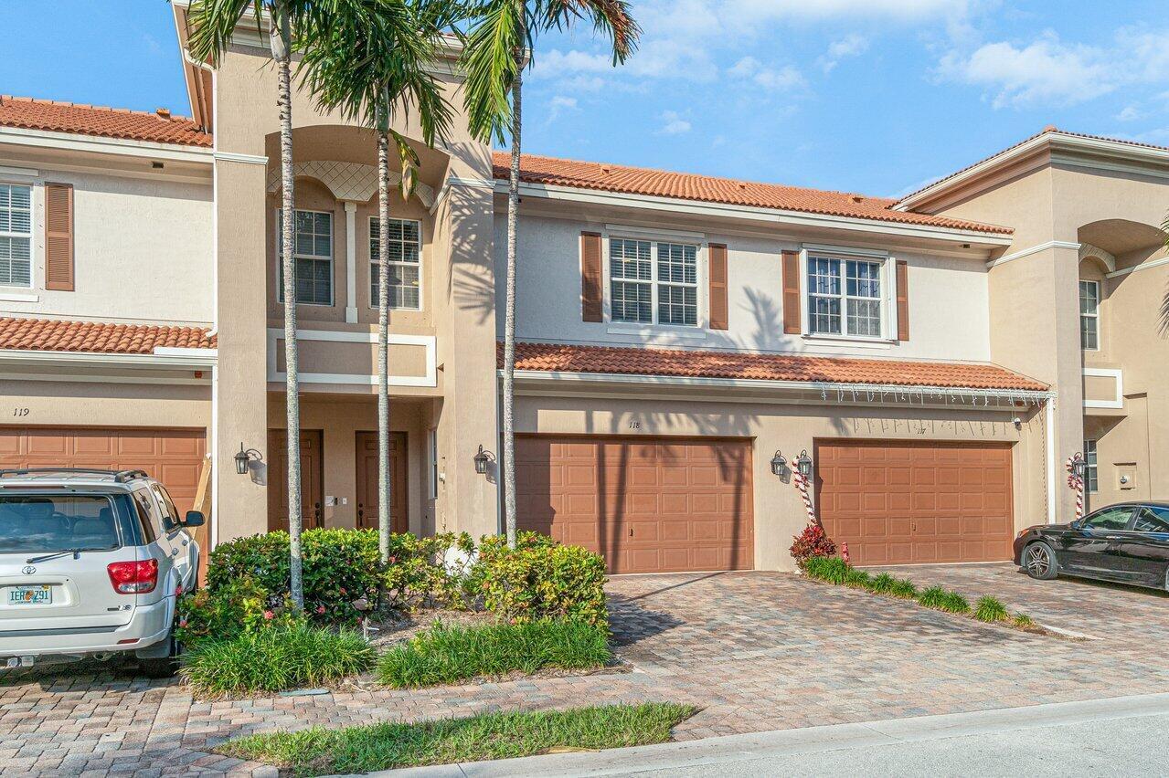 CARRIAGE POINTE TOWNHOMES PUD - Residential