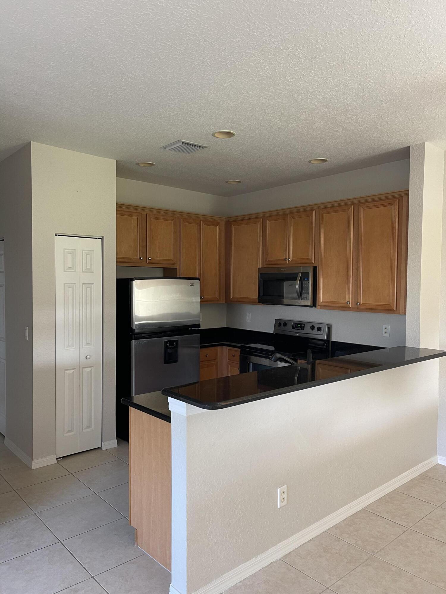 LEXINGTON LAKES - Residential Lease